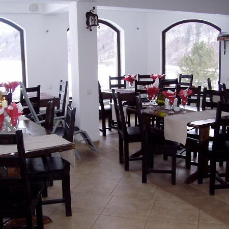 Taverna Pietrei Craiului Zărneşti Bagian luar foto